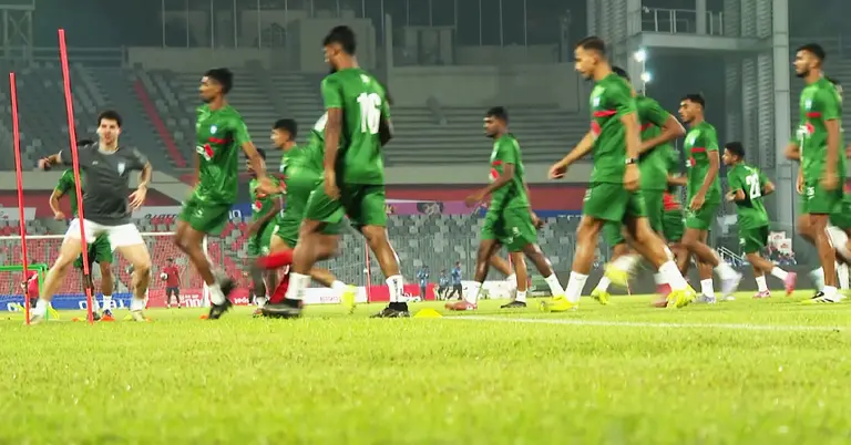 মাঠে অনুশীলনে ব্যস্ত ফুটবোররা